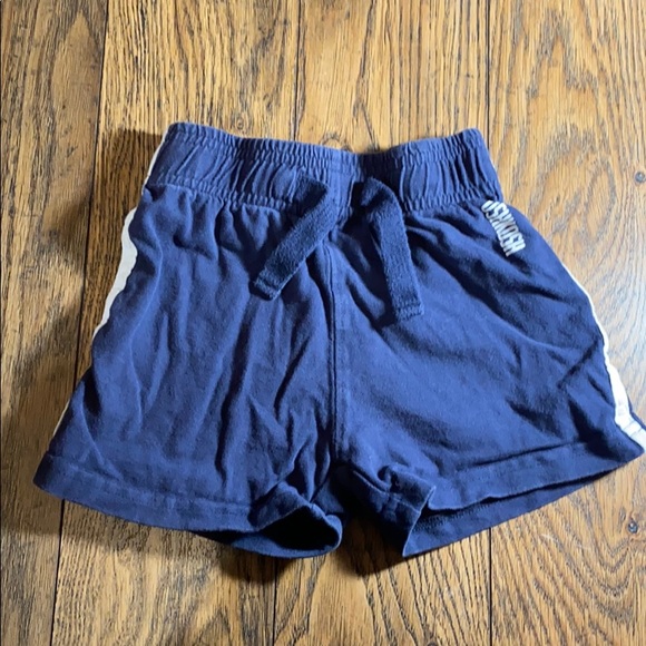 Boys 18M shorts - Picture 2 of 3